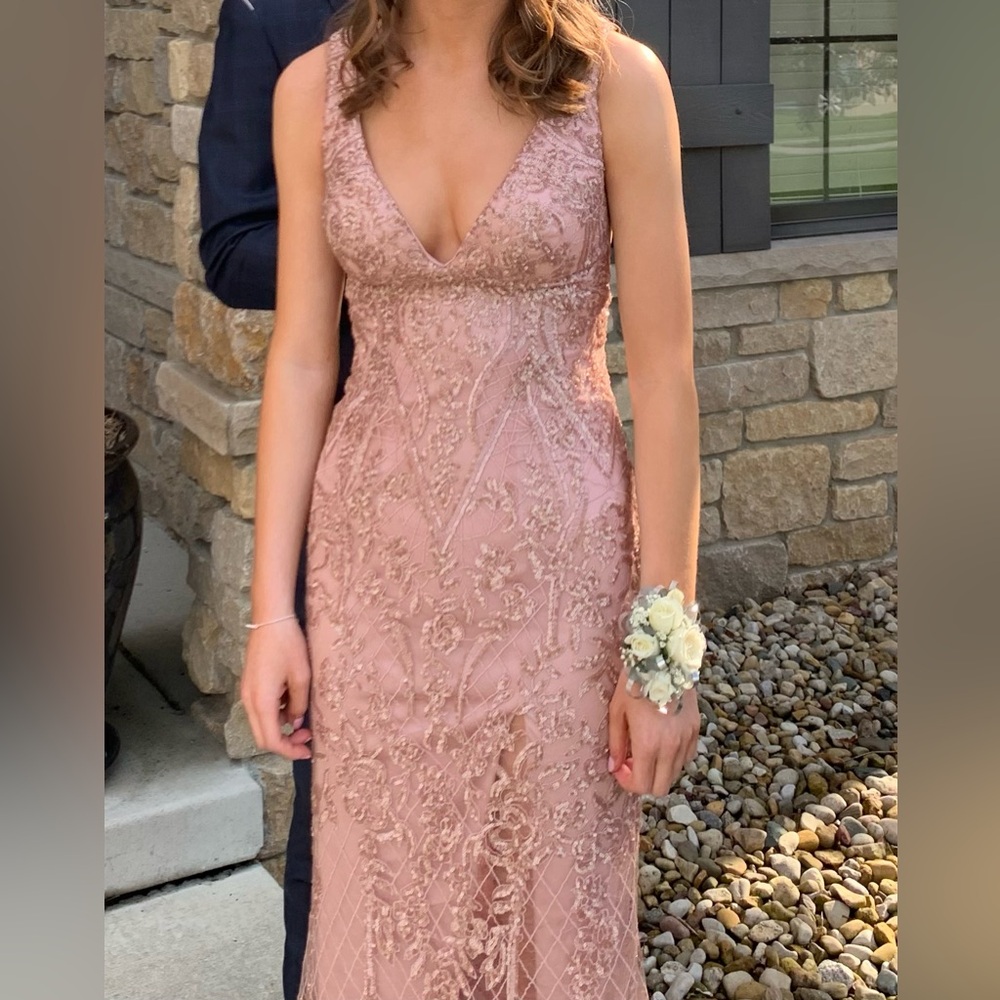 Elegant Lace Embellished Rose Gold V-Neck Evening Dress
